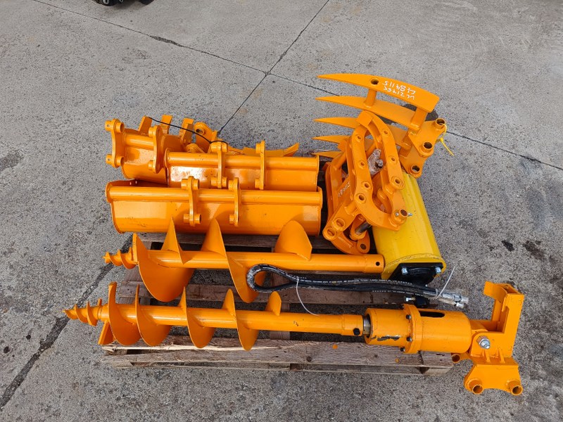 Set complet accesorii mini-excavator – burghiu hidraulic, graifer, cupe și ripper