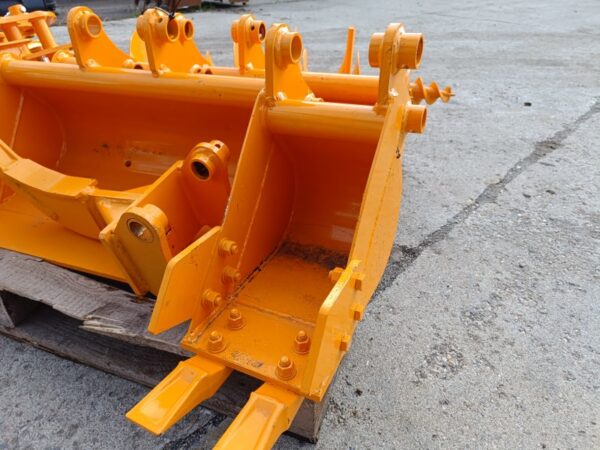 Set complet accesorii mini-excavator – burghiu hidraulic, graifer, cupe și ripper - imagine 9