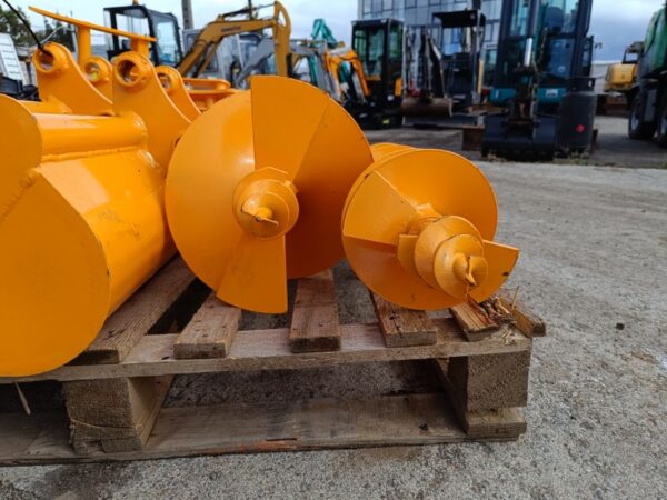 Set complet accesorii mini-excavator – burghiu hidraulic, graifer, cupe și ripper - imagine 10
