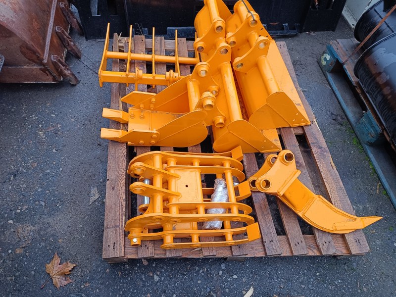 Set complet accesorii mini-excavator –  graifer, cupe și ripper